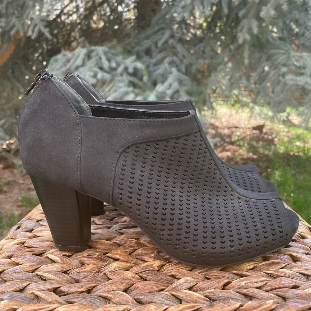 Giani Bernini Alanny Black Perforated Suede Peep Toe shoe bootie. Size 9 - Picture 7 of 7